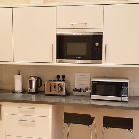 London Luxury Apartments 3 Bedroom Sleeps 8 With 3 Bathrooms 5 Mins Walk To Tube Station Free Parking Ilford Exteriér fotografie