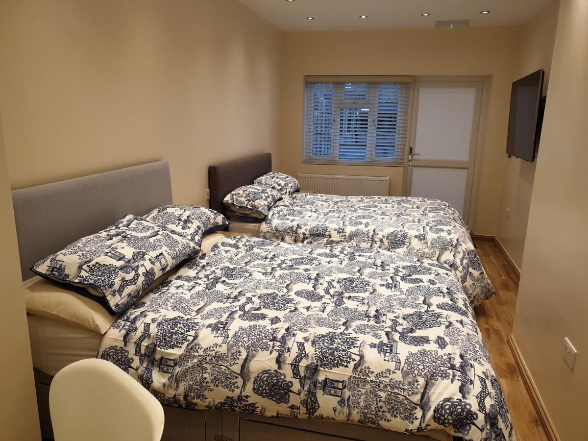London Luxury Apartments 3 Bedroom Sleeps 8 With 3 Bathrooms 5 Mins Walk To Tube Station Free Parking Ilford Exteriér fotografie