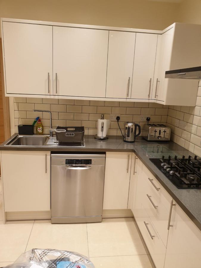 London Luxury Apartments 3 Bedroom Sleeps 8 With 3 Bathrooms 5 Mins Walk To Tube Station Free Parking Ilford Exteriér fotografie
